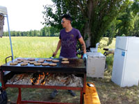 Lorenzo alla griglia a sfonare decine di hamburgher